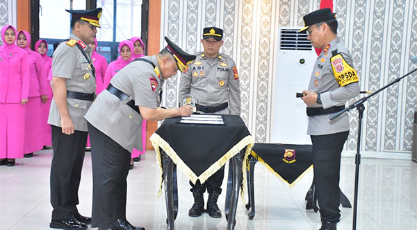 Serah terima jabatan Wakapolda Jambi dari Edi Mardianto kepada Mirza Mustaqim, Kamis | pld