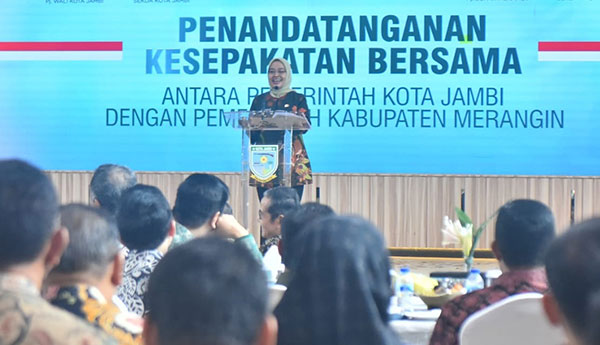 Penjabat Wali Kota Jambi, Sri Purwaningsih, menyampaikan sambutan pada kegiatan penandatangan kerja sama, Kamis | diskominfo