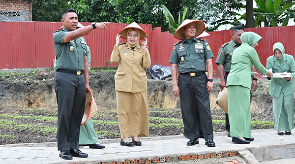 Sri Purwaningsih meninjau kegiatan urban farming yang diadakan Kodim 0415/Jambi guna mendukung program Dapur Bergizi, Senin | dki