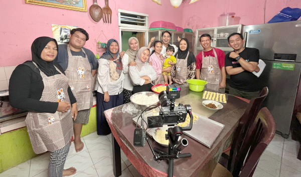 Yuk Melly (tengah berbaju pink) bersama tim kateringnya raih omset jutaan rupiah dari dapur pinknya | humas pep