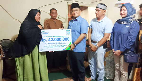 Wali Kota Jambi, Maulana, menyerahkan santunan JKM kepada ahli waris Ahmad Suryana, Ketua RT 29 Kelurahan Tanjung Pinang | dok bpjstk