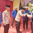 Kapolres Indragiri Hulu, AKBP Fahrian Saleh Siregar memberi hadiah bibit pohon kepada Pimpinan Islamic Boarding School Marjanul Qalbi, Rimbo Bujang, Jambi, Tuan Guru Dr SM Munawar Kholil | zuhdi