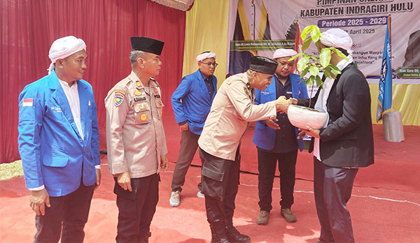 Kapolres Indragiri Hulu, AKBP Fahrian Saleh Siregar memberi hadiah bibit pohon kepada Pimpinan Islamic Boarding School Marjanul Qalbi, Rimbo Bujang, Jambi, Tuan Guru Dr SM Munawar Kholil | zuhdi