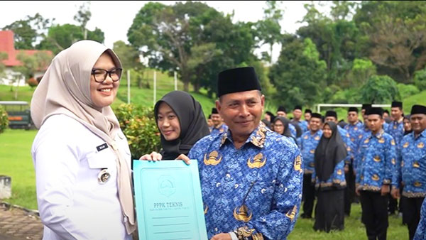 Bupati Tanjabtim, Dillah Hikmah Sari, menyerahkan SK kepada para pegawai baru, Rabu | dia