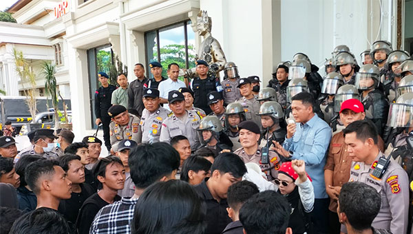 M Hafiz saat berdialog dengan mahasiswa yang berunjuk rasa di gedung DPRD Provinsi Jambi, Rabu | dia