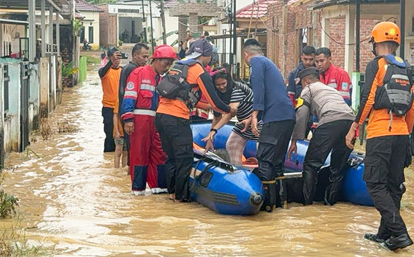 Tim SAR Gabungan mengevakuasi ibu hamil yang terjebak banjir, Rabu | sar