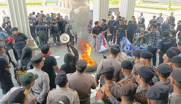 Mahasiswa membakar ban saat unjuk rasa di gedung DPRD Provinsi Jambi, Rabu | dia