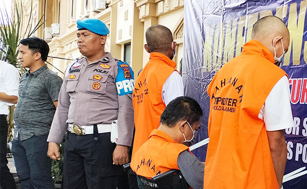 H, Y dan AG dihadirkan saat konferensi pers di Markas Polda Jambi, Selasa | asa