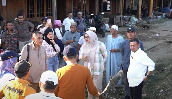 Dillah dan Muslimin mengecek langsung kondisi jembatan yang ambruk di Muara Sabak Timur | dki