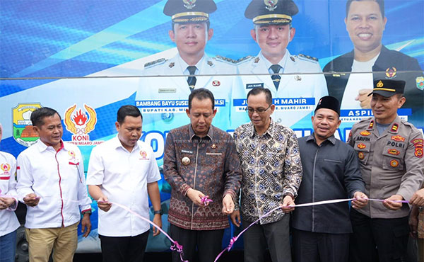 Pemerintah Kabupaten Muarojambi sangat mendukung kemajuan olahraga. Wujud nyatanya, Pemkab Muarojambi memberi bantuan hibah satu unit bus kepada KONI Muarojambi | dki-mj