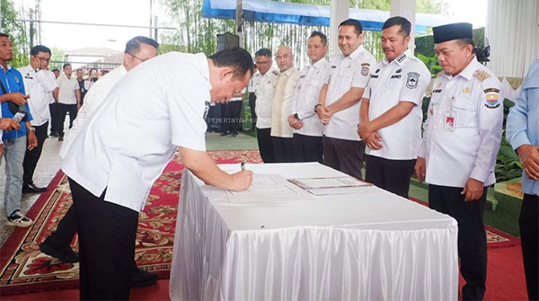 Bupati Muarojambi, Bambang Bayu Suseno menandatangani MoU bersama Kepala Badan Gizi Nasional (BGN) RI,  di EV Garden, Kota Jambi, Rabu | dki-mj