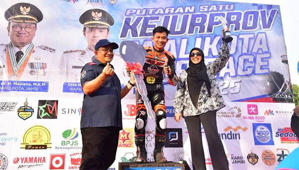Wali Kota Jambi, Maulana, dan istri, Nadiyah Maulana, bersama para juara Kejurprov Wali Kota Jambi Cup Race 2025, Minggu | dki
