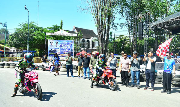 Wakil Wali Kota Jambi, Diza Hazra Aljosha, mengibarkan bendera start pada Kejurprov Wali Kota Jambi Cup Race 2025, di kawasan Tugu Keris, Kota Baru, Sabtu | dki-kj