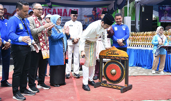 Wakil Wali Kota Jambi, Diza Hazra Aljosha, memukul gong pada pembukaan O2SN dan FLS3N tingkat Kota Jambi 2025, Rabu | dki-kj