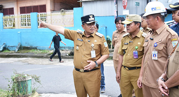 Wali Kota Jambi, dr Maulana, mengecek langsung ke lapangan upaya penanganan banjir, Senin | dki-kj