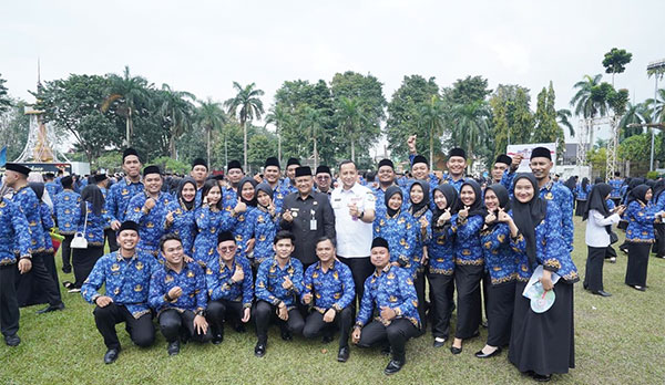 Wali Kota Maulana didampingi Kadis Kominfo Abu Bakar bersama para PPPK | dki