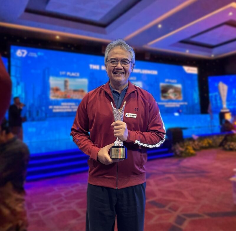 Direktur Utama PHR Regional 1 Sumatra, Ruby Mulyawan, saat menerima piala APQ Awards 2025 | pr