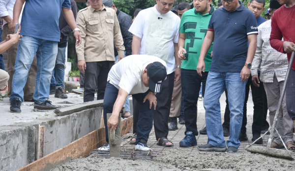 Wali Kota Maulana memeriksa pengerjaan pembangunan jalan lingkungan, Jumat | dki-kj