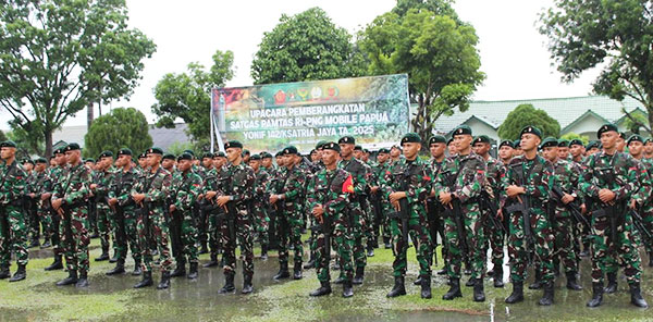 Pasukan Satuan Tugas Pengamanan Perbatasan Mobile Yonif 142/KJ, Jambi, diberangkatkan ke wilayah perbatasan Indonesia - Papua New Guinea, Kamis | pr