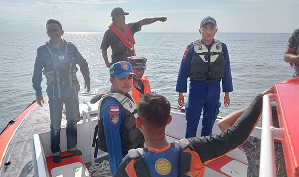 Tim SAR Gabungan melakukan pencarian nelayan yang hilang di Perairan Kampung Laut, Senin | sar