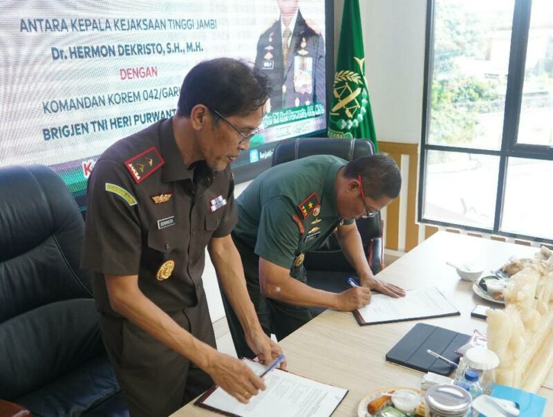 Danrem 042/Gapu dan Kajati Jambi menandatangani berita acara pengamanan, Kamis | pr