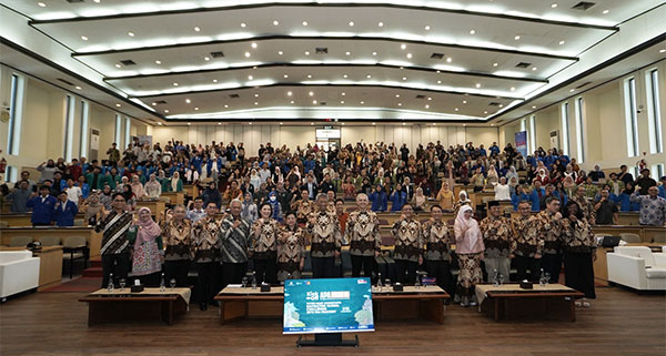 Seminar bertema “Future-Ready Accountants: Navigating Global Challenges” yang diselenggarakan Ikatan Akuntan Indonesia bekerja sama dengan IFAC dan UGM, di Yogyakarta | humas ojk
