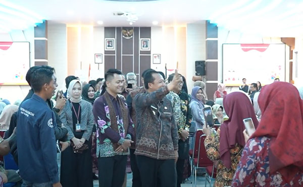 Bupati Muarojambi Bambang Bayu Suseno menyapa anak-anak pada acara product matching sektor perbankan, Kamis | dki-mj