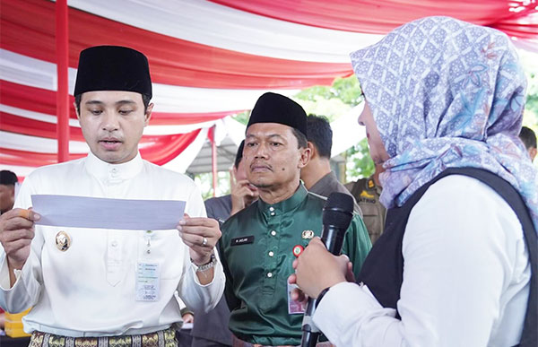 Wakil Wali Kota Jambi, Diza Hazra Aljosha, meninjau dan memberi motivasi kepada para pencari kerja pada event Job Fair Kota Jambi Bahagia 2025 | dki-kj