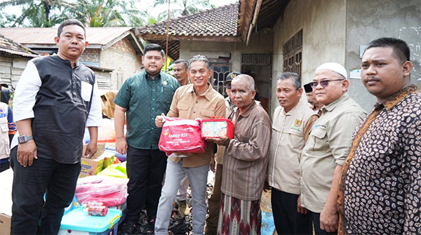 Wakil Bupati Muarojambi, Junaidi Mahir, menyerahkan bantuan kepada korban kebakaran di Desa Tanjung Katung, Senin | dki-mj