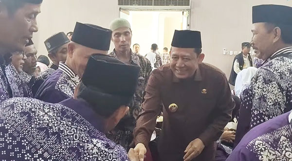Bupati Muarojambi, Bambang Bayu Suseno (BBS), melepas keberangkatan jemaah calon haji, Kamis | dki 