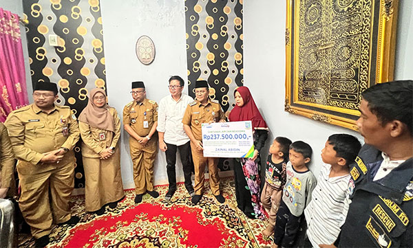 Wali Kota Jambi Dr H Maulana MKM menyerahkan langsung santunan dari BPJS Ketenagakerjaan pada Senin 26 Mei 2025 | humas bpjs