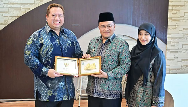 Wali Kota Jambi Maulana didampingi istri bersama Konsul Amerikat Serikat Bernad uadan, Jumat | dki-kj