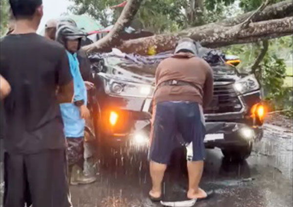 Warga membantu evakuasi mengeluarkan para korban dari dalam mobil | net