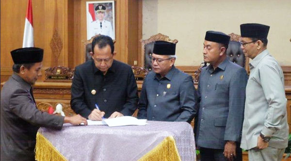 Bupati Muarojambi, Bambang Bayu Suseno, menandatangani persetujuan tujuh ranperda, Selasa | dia