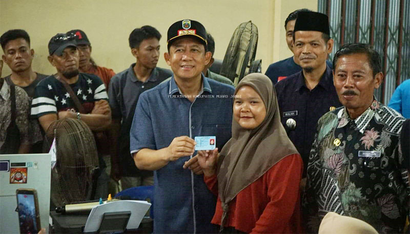 Bupati Muarojambi, Bambang Bayu Suseno, bersama warga yang baru saja mengurus KTP, di Desa Tangkit, Sabtu | dki-mj