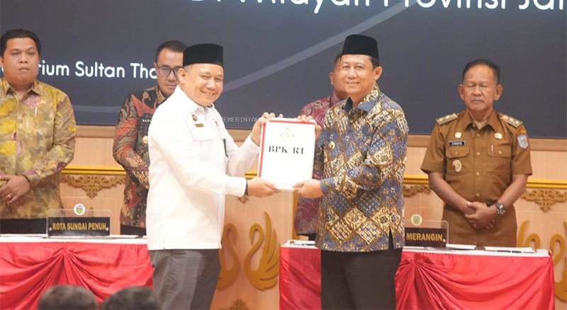 Kepala BPK RI Perwakilan Provinsi Jambi, Muhammad Toha Arafat, menyerahkan LHP kepada Bupati Muarojambi, Bambang Bayu Suseno | dki-mj