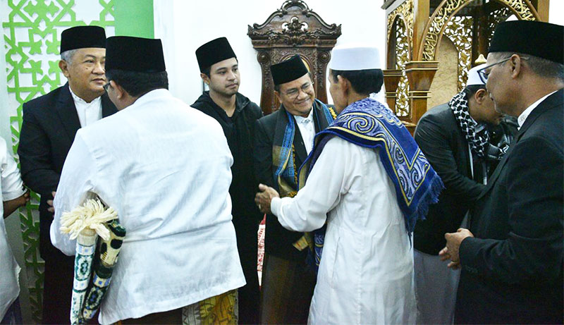 Wali Kota Jambi Maulana bersama Wakil Wali Kota Diza Hazra Aljosha dan Sekda Kota Jambi A Ridwan bermaaf-maafan seusai salat Ied, Jumat | dki-kj