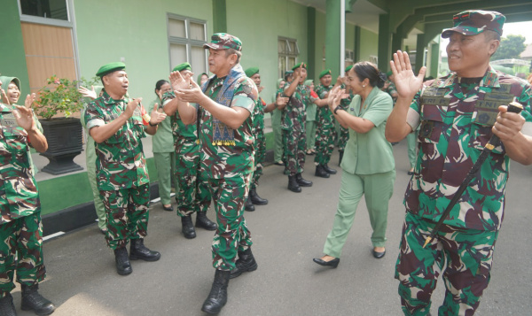 Kepala Staf Angkatan Darat, Jenderal TNI Maruli Simanjuntak bersama para prajurit di Markas Korem Garuda Putih, Selasa | pr