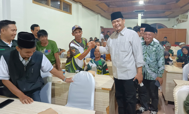Anggota DPR RI dari Fraksi Partai Kesatuan Bangsa akrab bersama warga Tungkal Ilir, Kabupaten Tanjungjabung Barat | pr