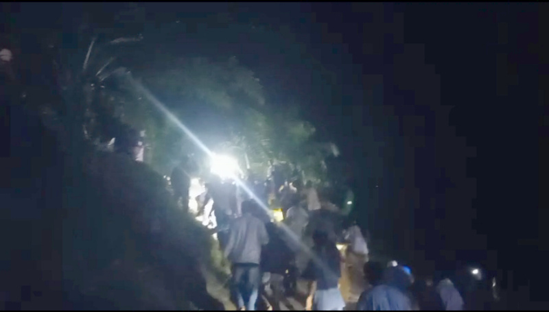 Tim SAR Gabungan saat mengevakuasi jenazah Haikal, Rabu dini hari | sar