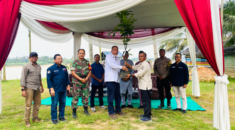 Pelindo Jambi menanam 400 pohon produktif di Pematang Jering | pelindo