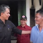 Wakil Bupati Muaro Jambi, Junaidi H Mahir, mengunjungi sekaligus menyerahkan bantuan kepada Rustam Effendy, korban kebakaran di Desa Danau Lamo, Sabtu | dki-mj