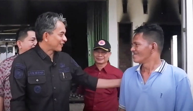 Wakil Bupati Muaro Jambi, Junaidi H Mahir, mengunjungi sekaligus menyerahkan bantuan kepada Rustam Effendy, korban kebakaran di Desa Danau Lamo, Sabtu | dki-mj