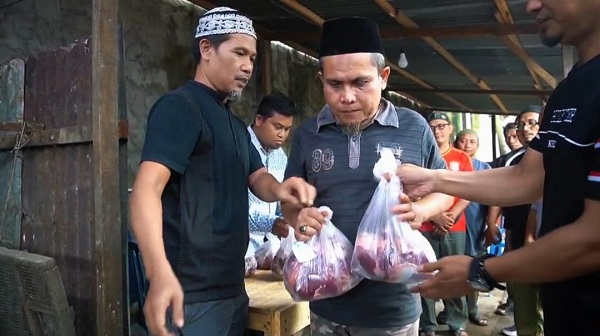 Tim Satgaswil Jambi Densus 88 Anti Teror Polri bersama 10 eks narapidana teroris (napiter) menyembelih hewan kurban, di Simpang Kawat, Kota Jambi, Jumat | andri