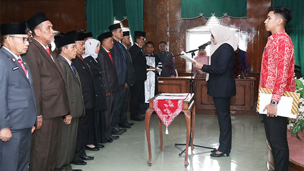 Bupati Dillah Hikmah Sari melantik 19 pejabat eselon II di lingkungan Pemkab Tanjungjabung Timur, Kamis | dki-tjt