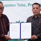Asian Agri memberi penghargaan Desa Bebas Api 2024—2025 dan menandatangani MoU DBA periode 2025—2026 di Jambi | aa