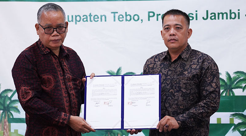 Asian Agri memberi penghargaan Desa Bebas Api 2024—2025 dan menandatangani MoU DBA periode 2025—2026 di Jambi | aa