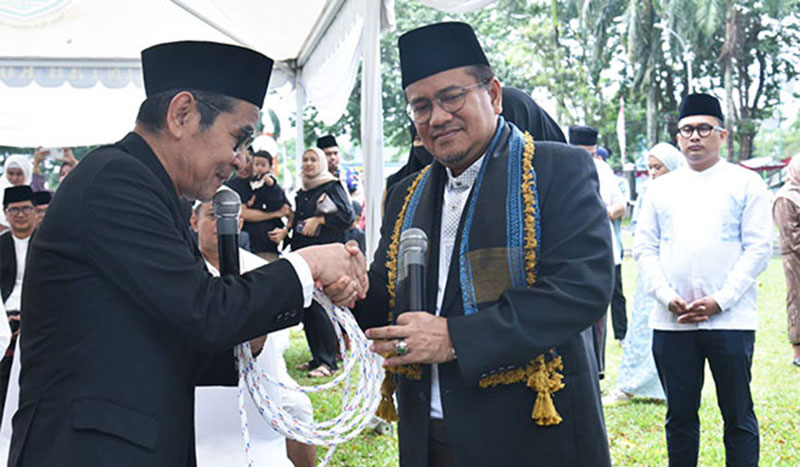 Wali Kota Jambi, Maulana, menyerahkan hewan kurban kepada Panitia Kurban Pemkot Jambi, Jumat | dki-kj
