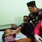 Bupati Muaro Jambi, Bambang Bayu Suseno, menyapa seorang anak peserta sunatan gratis, di Puskesmas Desa Puding | dki-mj