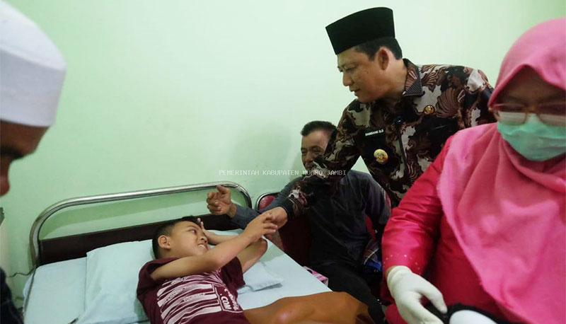 Bupati Muaro Jambi, Bambang Bayu Suseno, menyapa seorang anak peserta sunatan gratis, di Puskesmas Desa Puding | dki-mj
